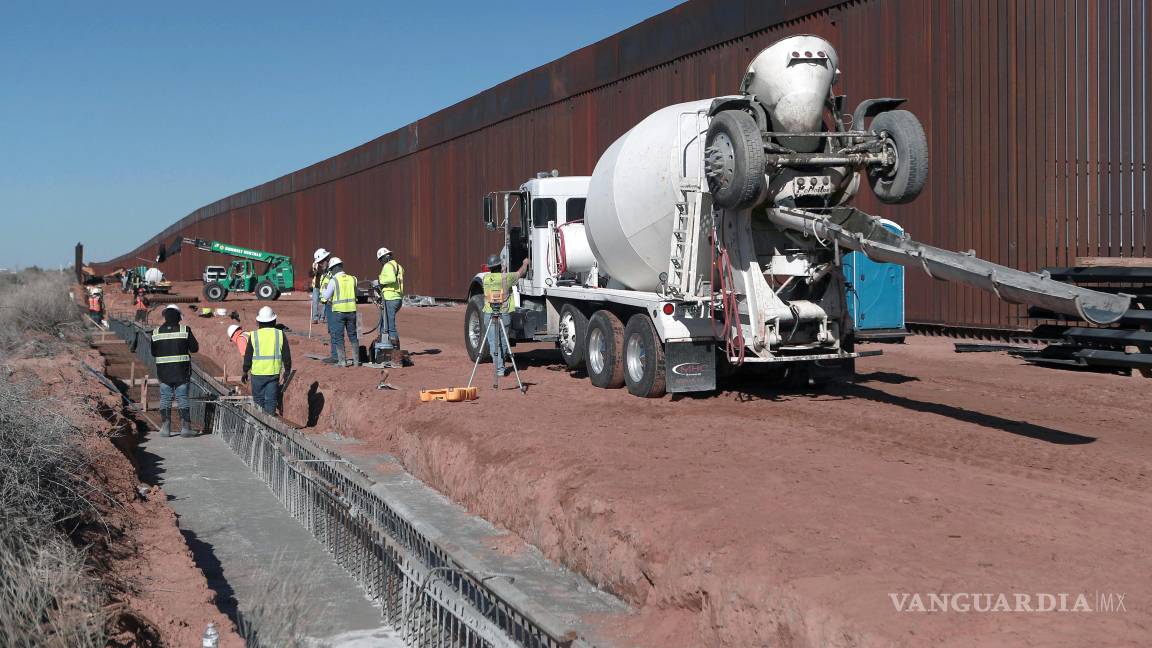 $!La construcción del muro negro fronterizo entre EU y México en la zona de Santa Teresa, frente a Ciudad Juárez, forma parte de un proyecto impulsado por Trump.