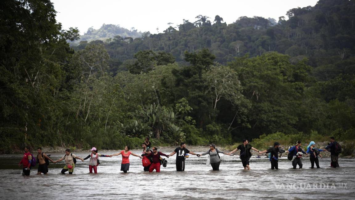 $!Migrantes cruzanndo el río Turquesa, el 14 de septiembre de 2023 en Darién, Panamá.