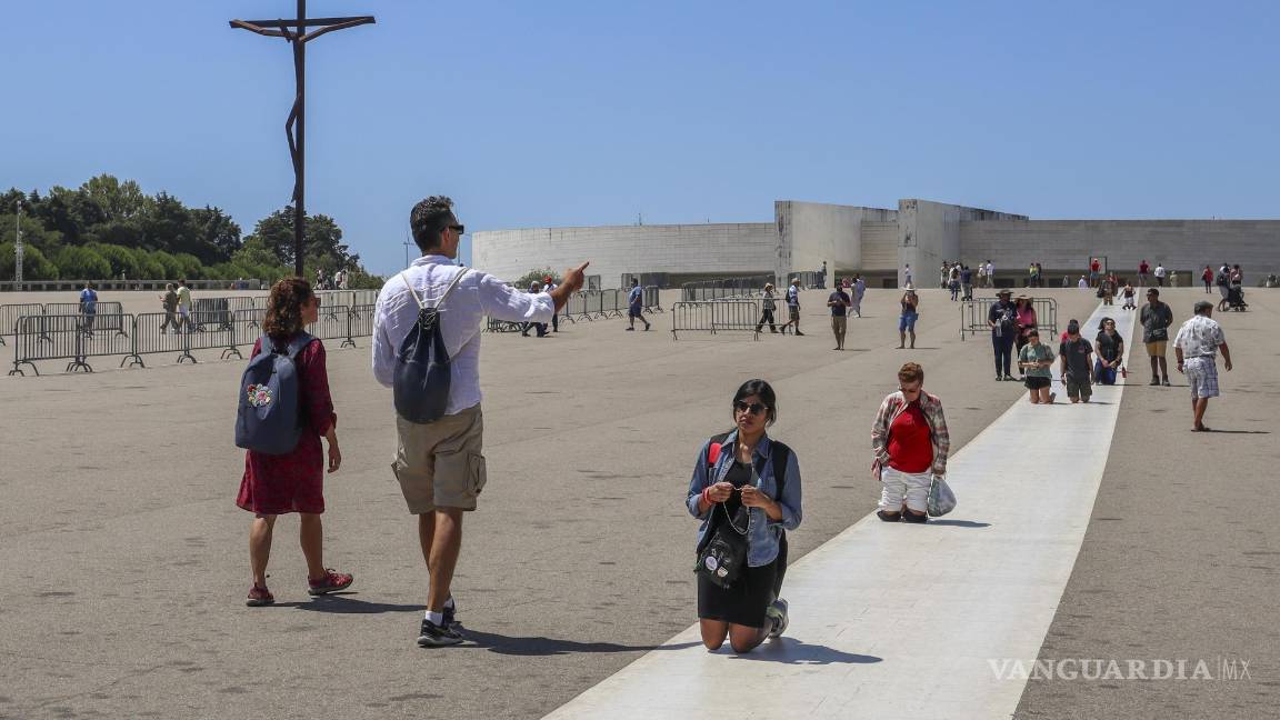$!Devotos en el Santuario de Fátima, Portugal. Está todo listo. El santo padre puede llegar esta noche que ya le podemos recibir, bromea el sacerdote Joaquim Ganhão.