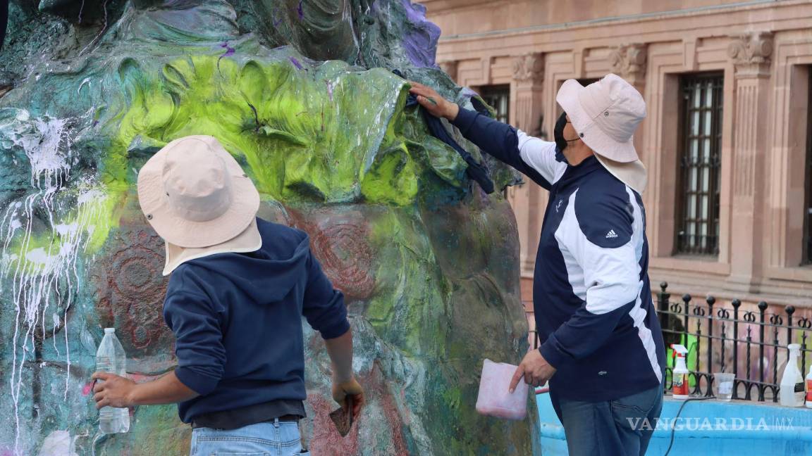 $!El agua de esta fuente fue vaciada, la cual había sido teñida de rojo en protesta por los 167 feminicidios ocurrido en la entidad en los últimos diez años.