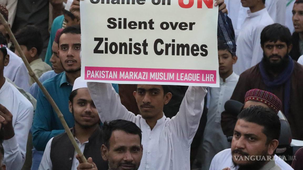 $!La gente participa en una manifestación de solidaridad con el pueblo palestino en Lahore, Pakistán.