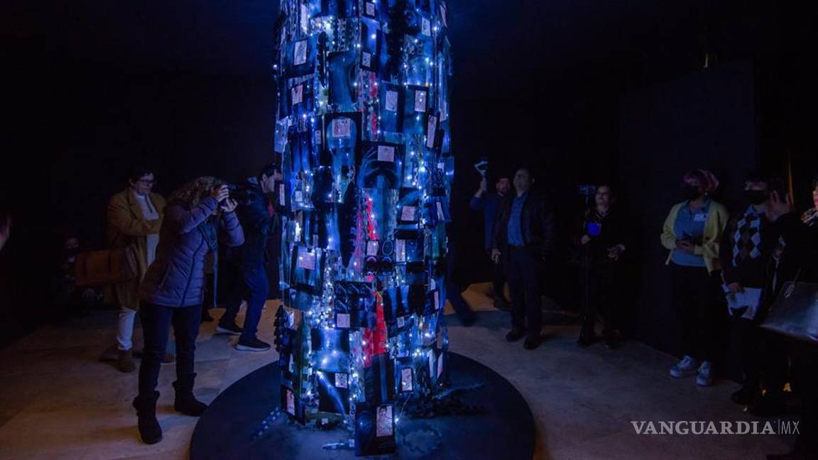 $!Miriam Medrez exhibe escultura hecha con radiografías de enfermos en Monterrey