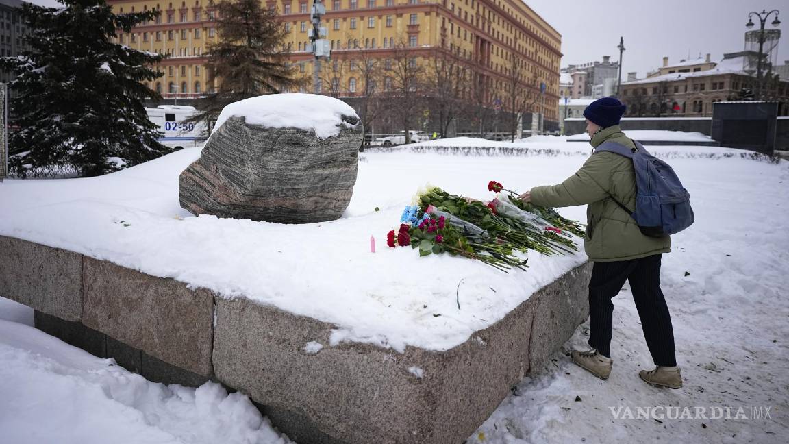 $!Retiran homenajes a Navalny en ciudades de Rusia; reportan detenciones
