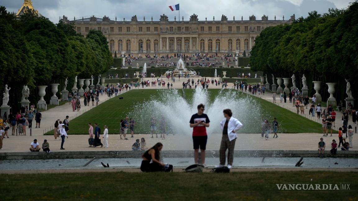 $!Visitantes disfrutan de los jardines de Versalles a las afueras de París, Francia, el 14 de julio de 2023.