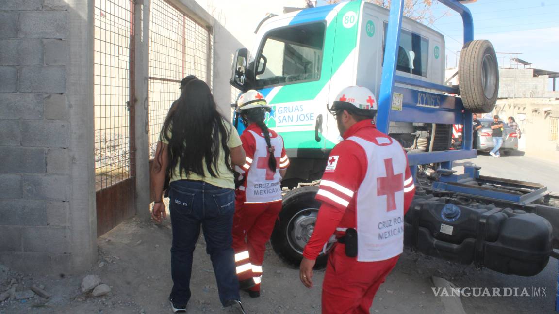 Choca, atropella a dos niños y una mujer y cae al patio de una casa, en Saltillo