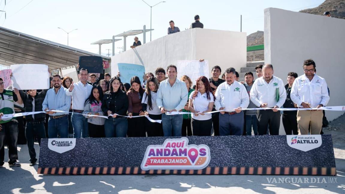 $!El alcalde Javier Díaz encabezó la entrega del nuevo parabús construido sobre la Calzada Madero, frente al Conalep Saltillo I, obra que beneficiará a estudiantes y habitantes del sector norponiente de Saltillo.