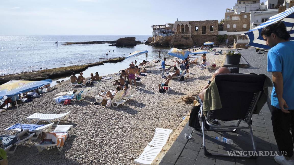 $!Personas van a la playa de la ciudad turística de Batroun, en el norte del Líbano.