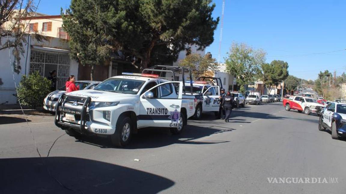 $!Vecinos denunciaron que la calle debió ser cerrada tras el accidente para evitar mayores daños y posibles detenciones injustas.