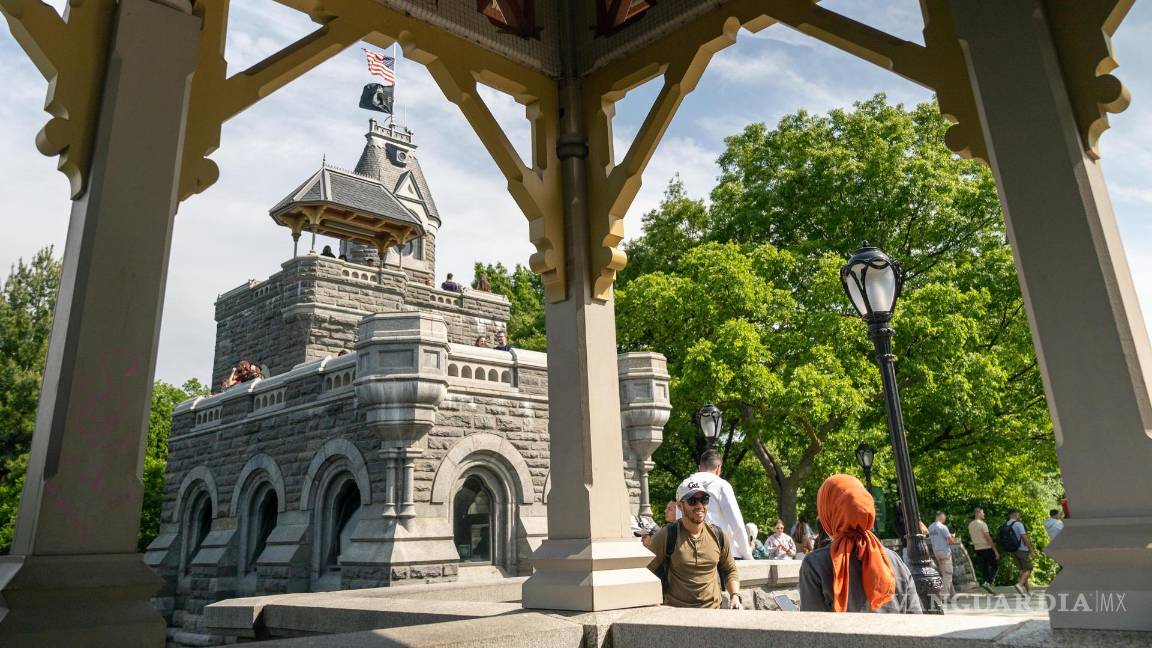 $!Visitantes se toman fotografias en el Castillo Belvedere en el parque urbano Central Park de Nueva York.
