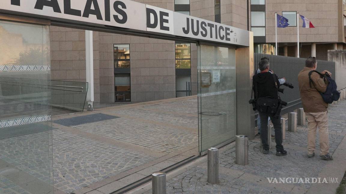 $!Fotógrafos afuera del Palacio de Justicia en la séptima jornada del juicio contra Dominique Pelicot, acusado de drogar y violar durante nueve años a su mujer.