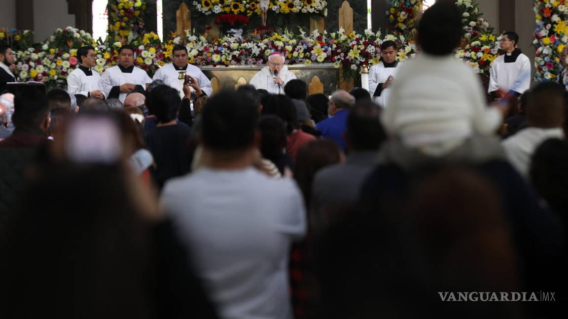 $!El Santuario de Guadalupe lució lleno de fieles que, entre rezos y cánticos, celebraron a la Virgen Morena en un ambiente de devoción y recogimiento.