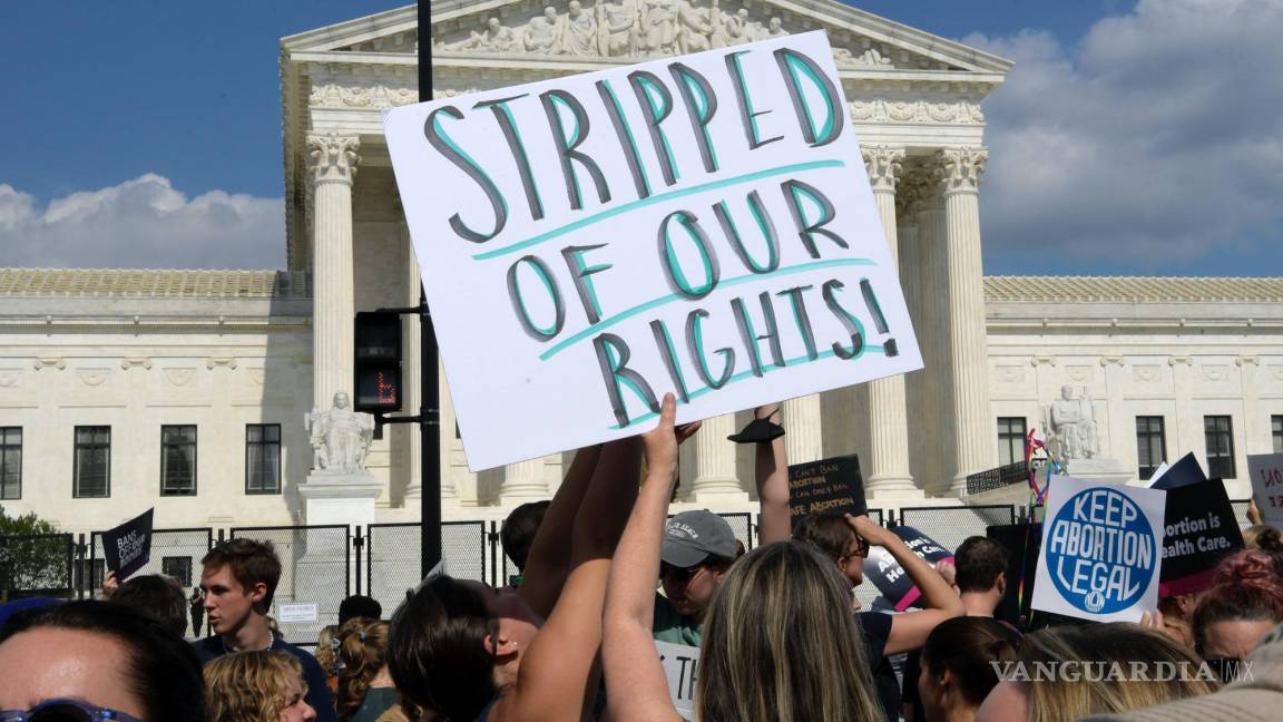 $!Una mujer sostiene una pancarta que dice Despojadas de nuestros derechos, durante una manifestación frente al Tribunal Supremo en Washington.
