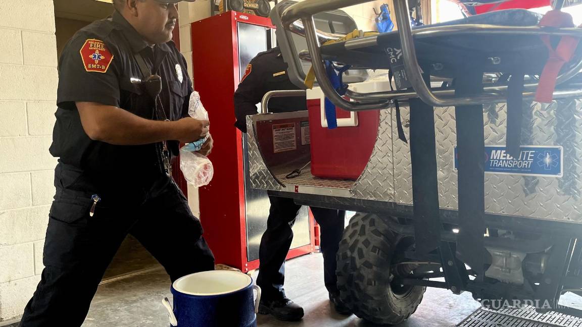 $!Un bombero de la estación de Sunland Park, vacía bolsas de hielo en contenedores, que usan para atender a migrantes que sufren de insolación tras cruzar la frontera.