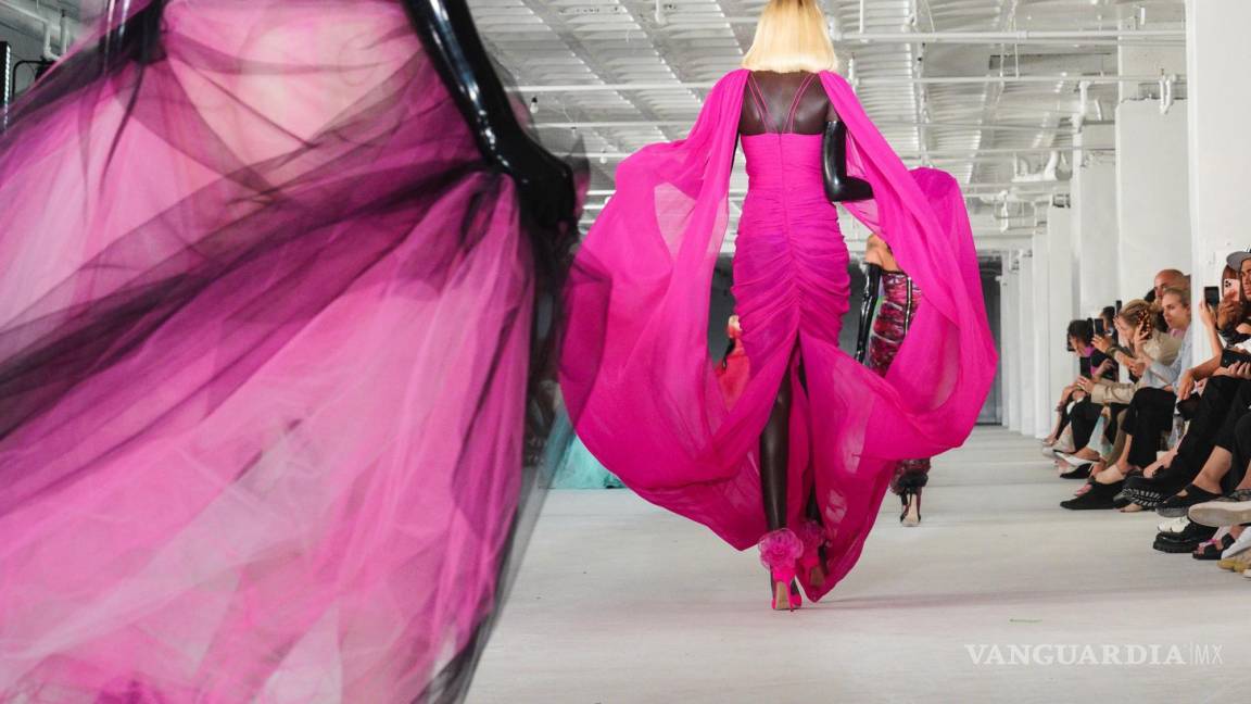 $!La moda de la colección Primavera Verano 2023 de Prabal Gurung se modela durante la Semana de la Moda en Nueva York.