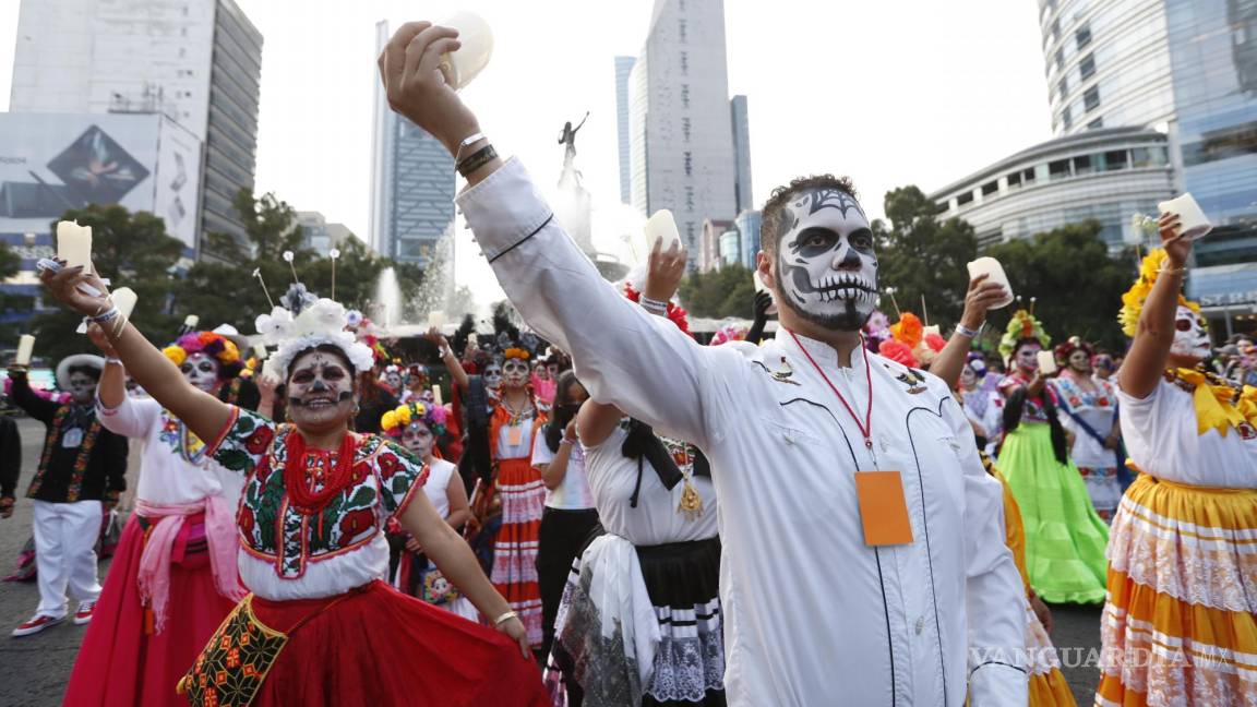 $!Personas participan en un desfile de catrinas, hoy en Ciudad de México (México).