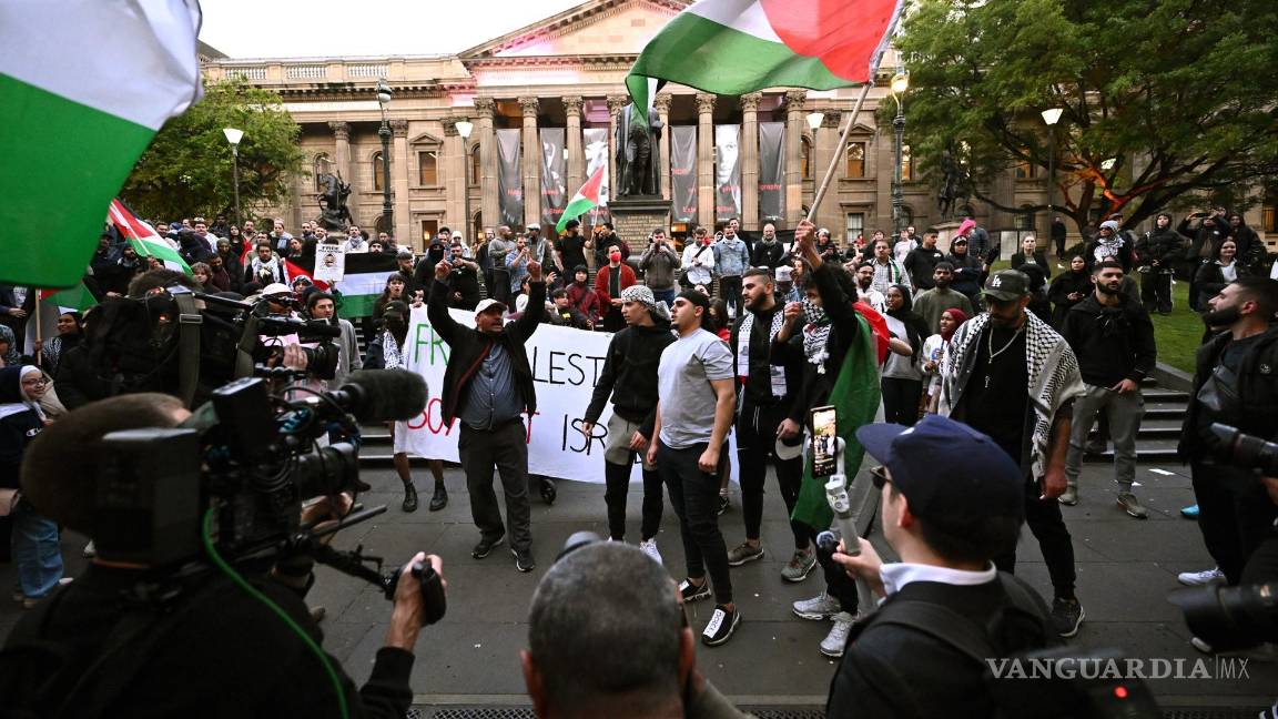 $!Personas participa en una manifestación contra la ocupación de territorios palestinos y el conflicto entre Israel y Hamás en Melbourne, Australia.