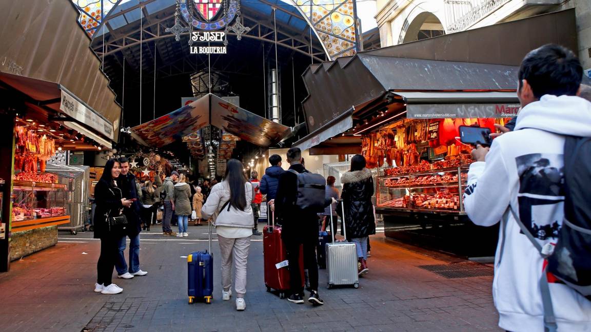 $!Entrada del Mercado de la Boqueria, construido en 1840 sobre la plaza donde se comerciaba al aire libre en Barcelona.