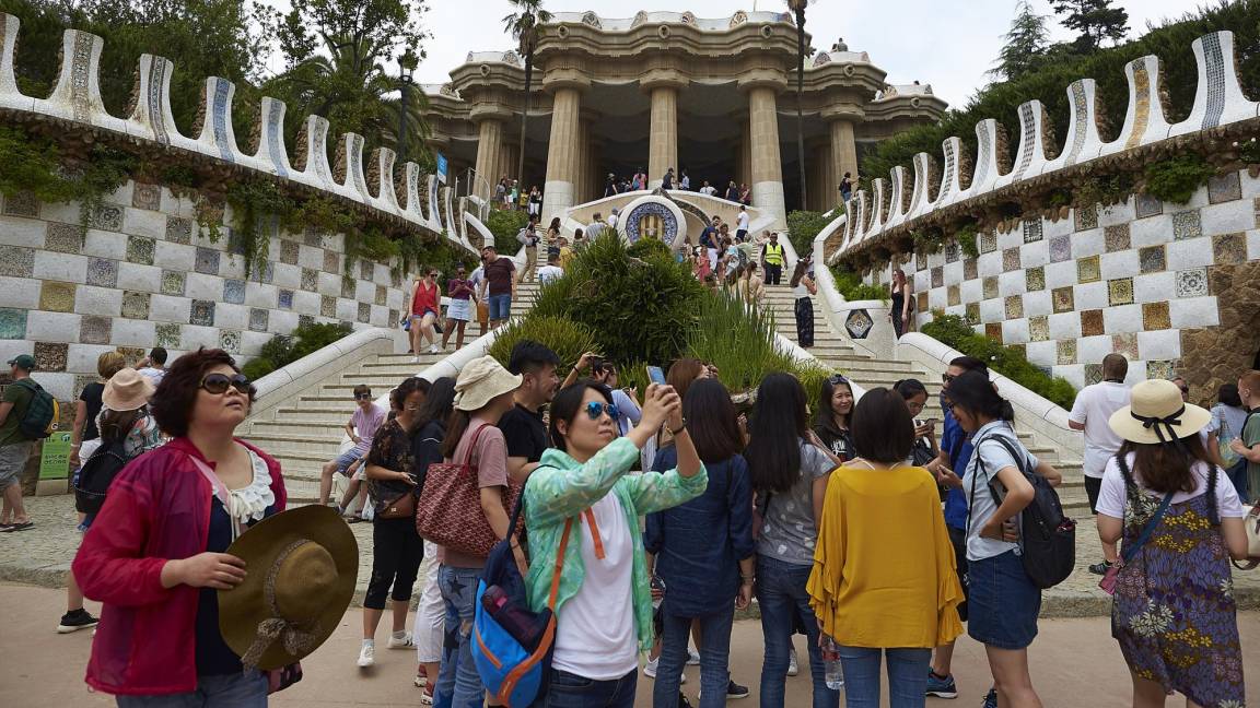 $!El parque Güell de Barcelona recibe a miles de turistas todos los días.