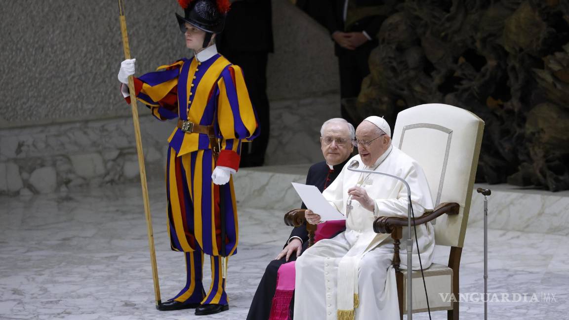 $!El Papa Francisco asiste a una audiencia en el Aula Pablo VI con una delegación de los donantes del Belén y del Árbol de Navidad en la Plaza de San Pedro, Vaticano.