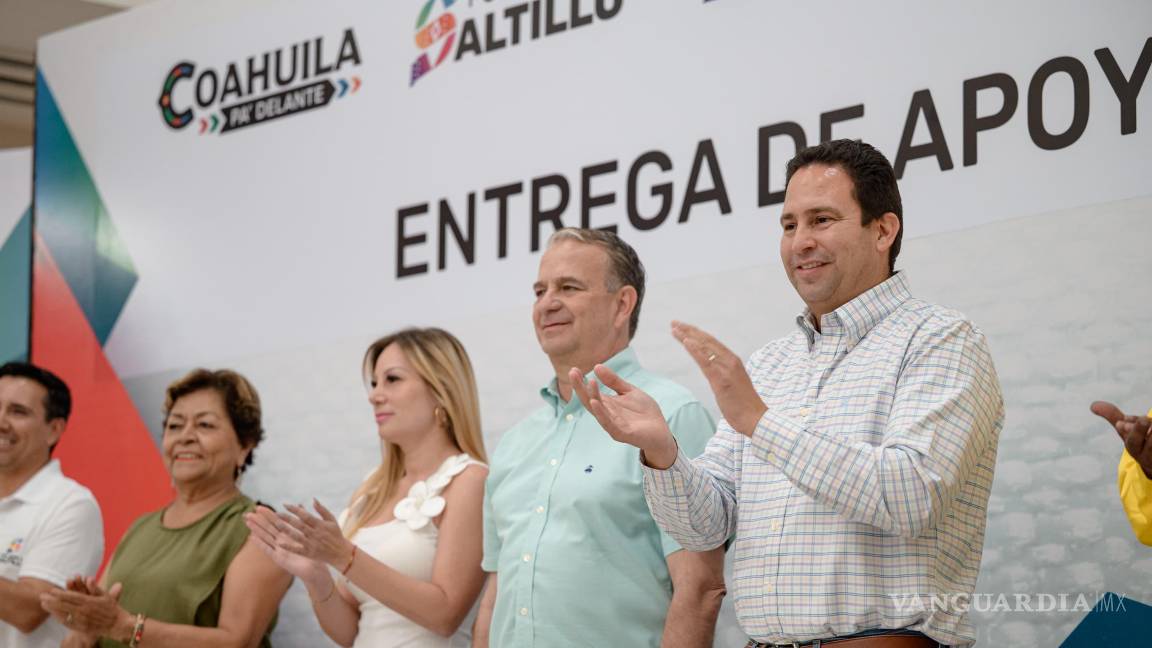 $!El alcalde Javier Díaz González encabezó la entrega de apoyos económicos a brigadistas forestales, destacando su valor y compromiso en la defensa de las sierras, ejidos y parques de Saltillo.