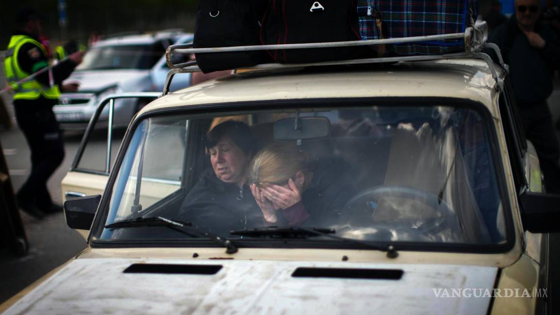 $!Gente esperando en un auto a ser procesada en un centro de recepción para desplazados en Zaporiyia, Ucrania, el lunes 2 de mayo de 2022.