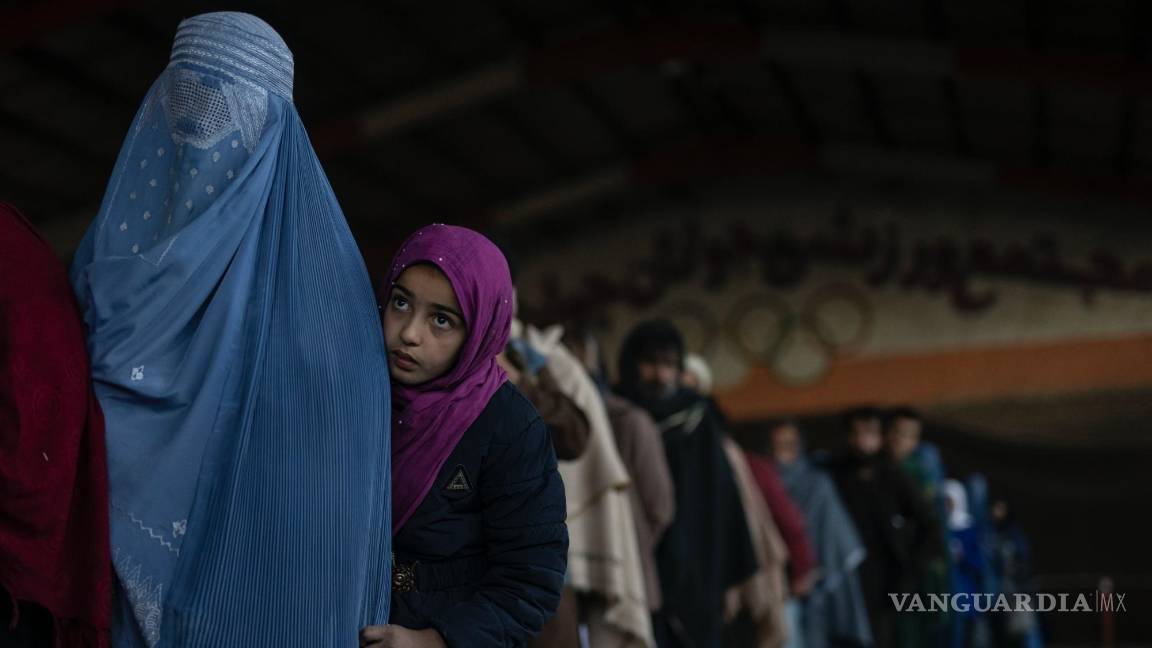 $!Mujeres esperan en fila para recibir dinero en efectivo durante una entrega de ayuda del Programa Mundial de Alimentos, en Kabul, Afganistán.