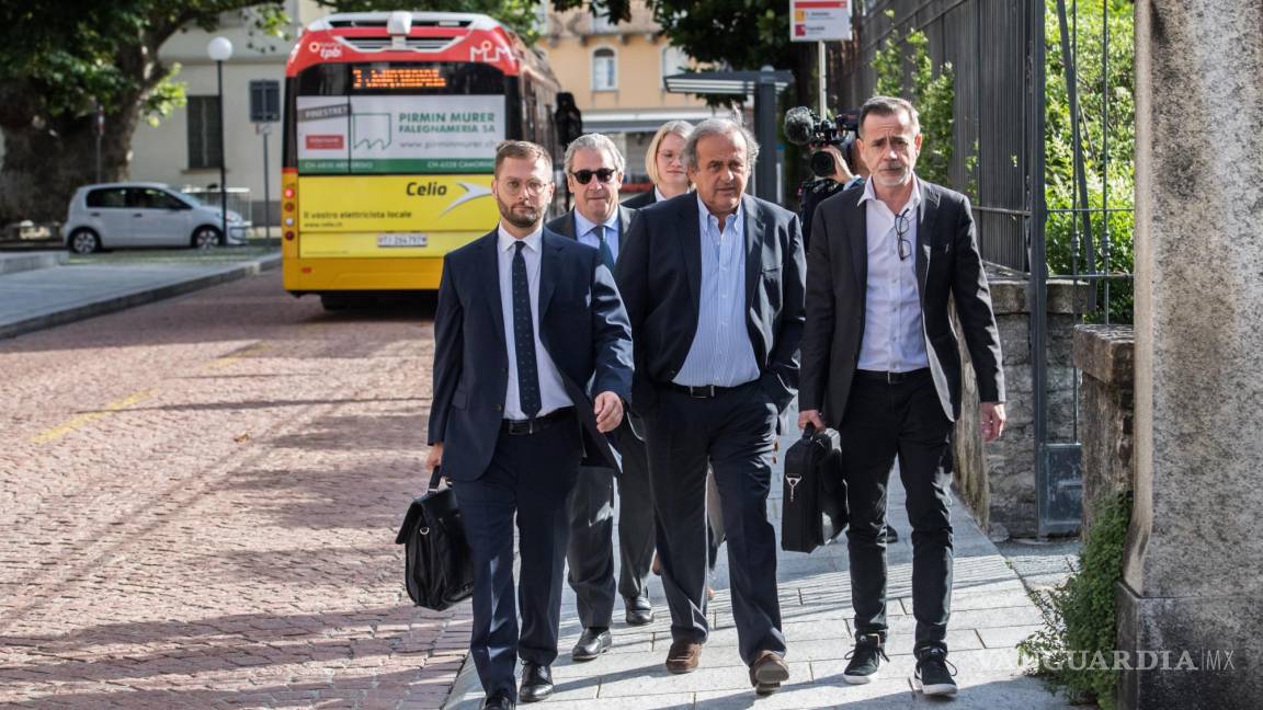$!El expresidente de la UEFA, Michel Platini (c), y sus abogados llegan al proceso en el Tribunal Penal Federal Suizo en Bellinzona, Suiza.