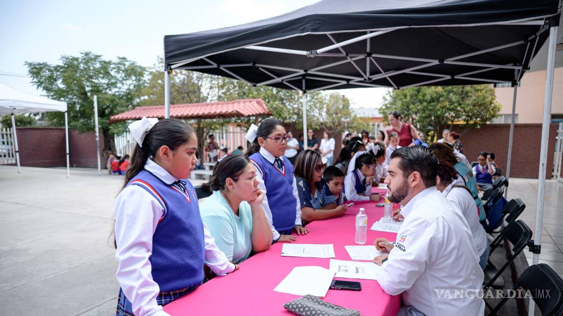 $!Funcionarios municipales y estatales acompañan al alcalde durante la entrega de beneficios a la comunidad escolar del fraccionamiento Europa.