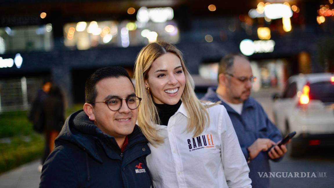 $!La gente se acercó a tomarse fotografías con Mariana Rodríguez, quien se ha posicionado además como una influencer en redes sociales.