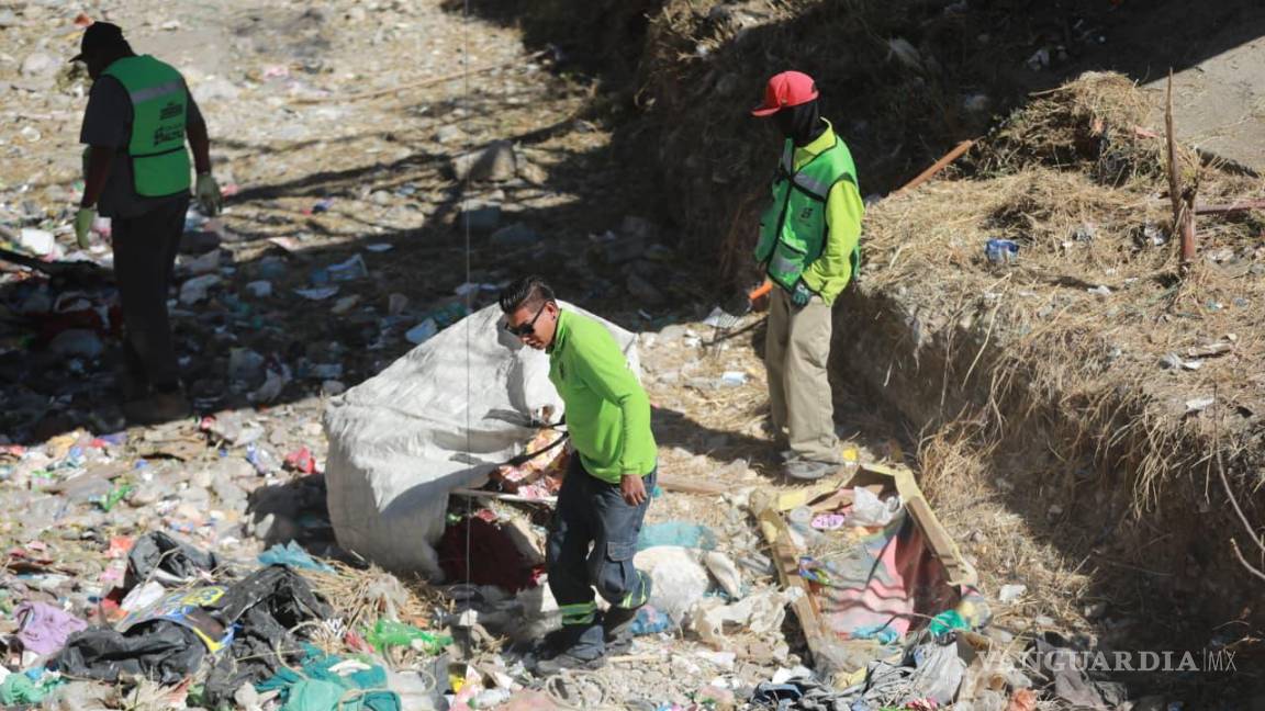 $!Cuadrillas municipales retiraron basura y escombro en el cauce que conecta El Cerrito y Postal Cerritos.