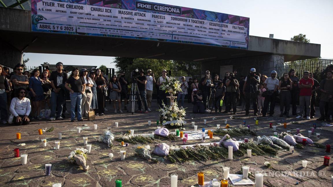 $!CIUDecenas de personas se manifiestan frente a la entrada principal del Parque Bicentenario para exigir justicia e investigación adecuada tras el colapso de una grúa en el Festival AXE ceremonia en el cual dejo un saldo de dos personas muertas Berenice y Miguel, ambos fotógrafos de conciertos.