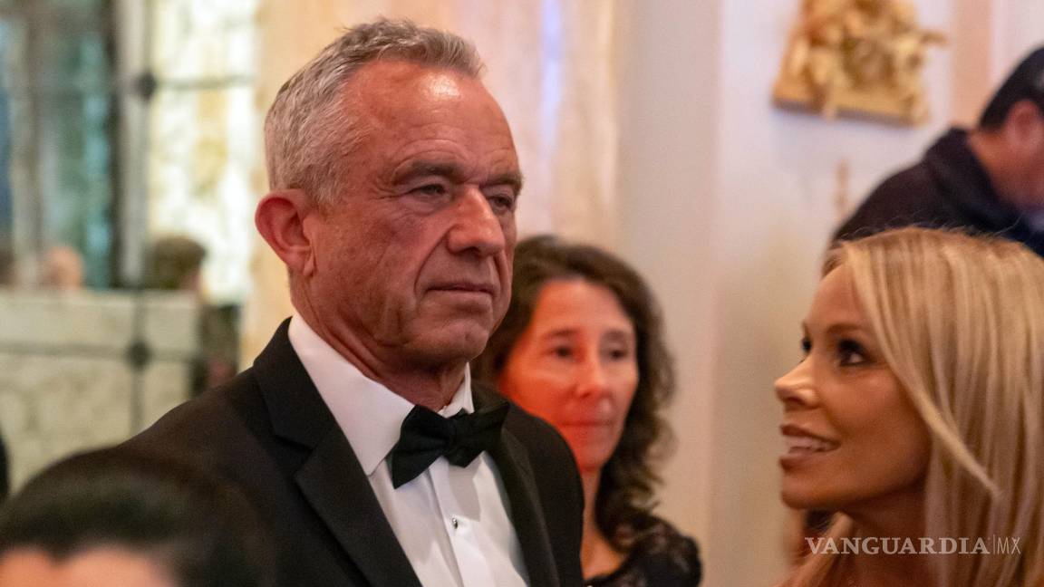 $!Robert F. Kennedy Jr. y su esposa Cheryl Hines llegan antes de que el presidente electo Donald Trump hable durante una gala del America First Policy Institute.