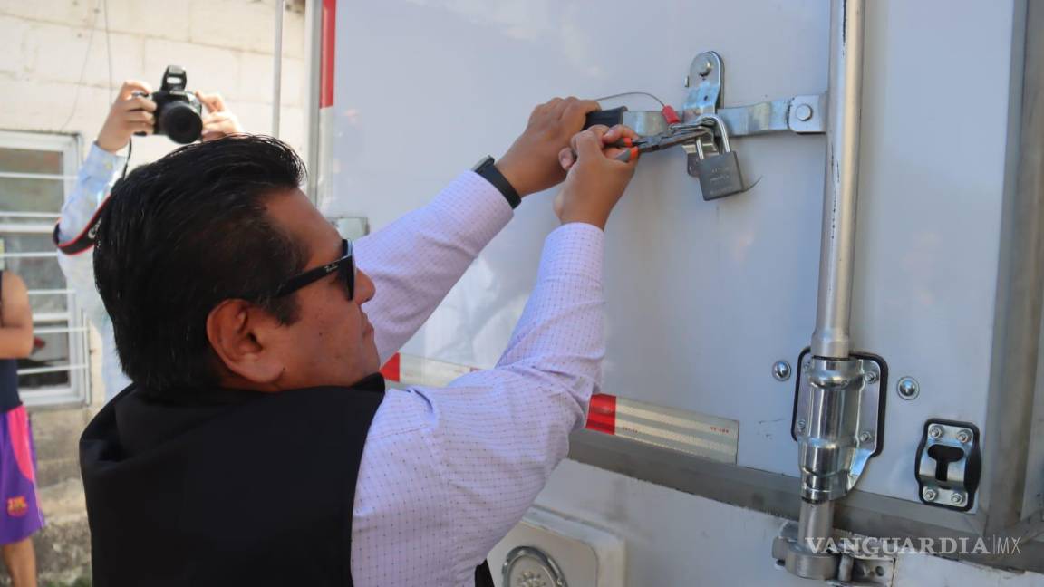 $!José Luis Vázquez López, vocal ejecutivo del INE, superviso la llegada de las boletas electorales a Coahuila.