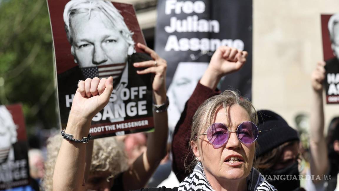 $!Sus partidarios hacen un gesto frente al Tribunal Superior durante la audiencia de apelación de extradición del fundador de WikiLeaks, Julian Assange, en Londres.