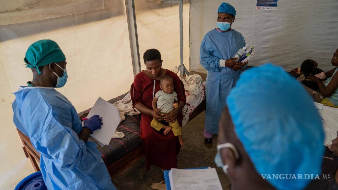 $!El personal médico atiende a una mujer y a su bebé que recibieron tratamiento por MPOX en el Centro de Salud de Munigi, República Democrática del Congo.