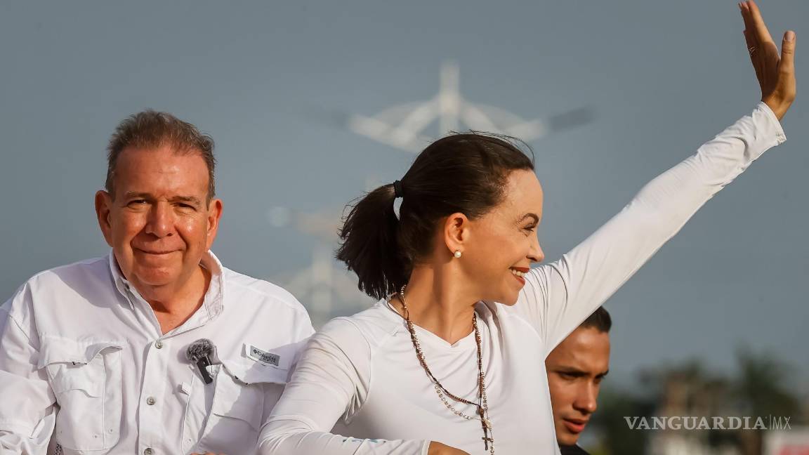$!El candidato a la presidencia de Venezuela, Edmundo González (i), y la líder de la oposición, María Corina Machado, en un acto de campaña en Puerto La Cruz.