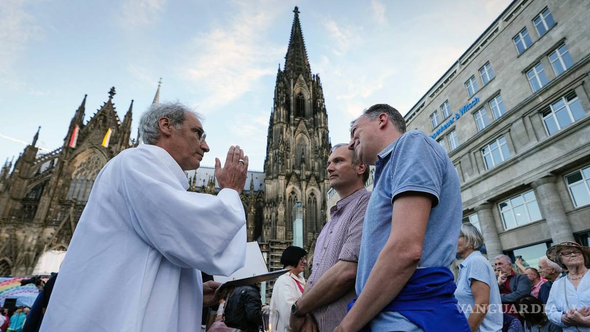 $!Parejas del mismo sexo participan en una ceremonia pública de bendición en el exterior de la catedral de Colonia, en Colonia, Alemania.
