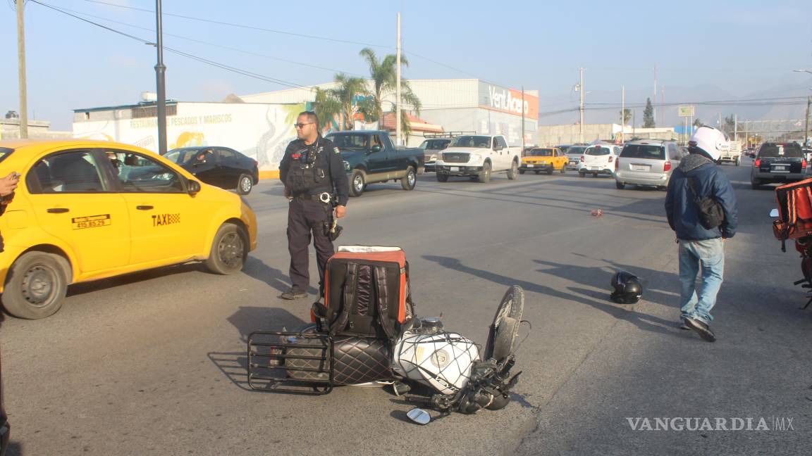 Camioneta derriba a repartidor de comida en Saltillo