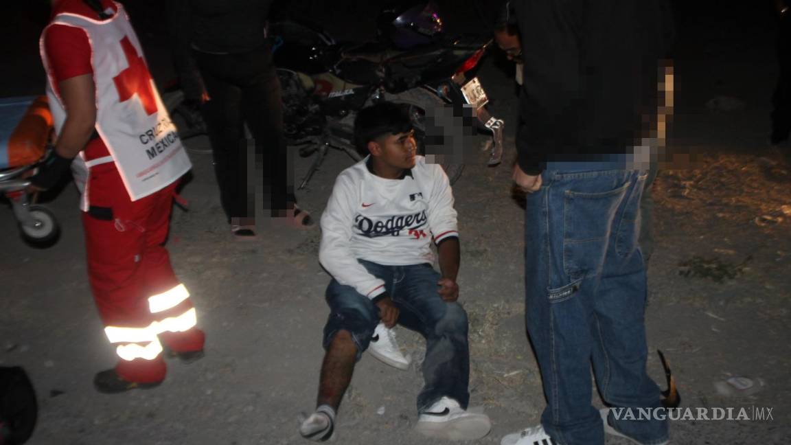 $!La motocicleta Italika 250 quedó dañada tras ser proyectada varios metros por el impacto.