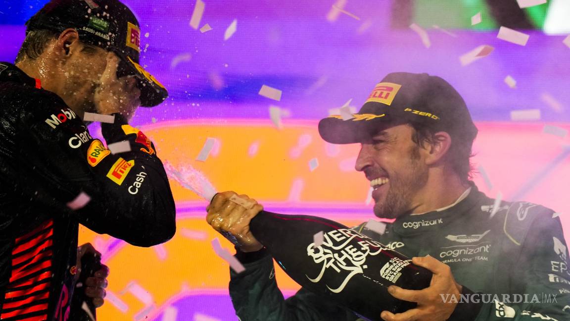 $!El piloto de Aston Martin celebró sobre el podio su tercer lugar en Yeda, sin embargo, minutos después le fue retirado el título... Que después se le regresó.