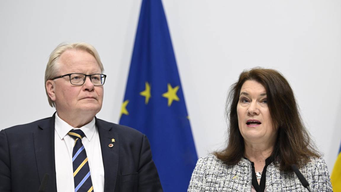 $!El Ministro de Defensa de Suecia, Peter Hultqvist (i), y la Ministra de Relaciones Exteriores de Suecia, Ann Linde, presentan un análisis de la política de seguridad.