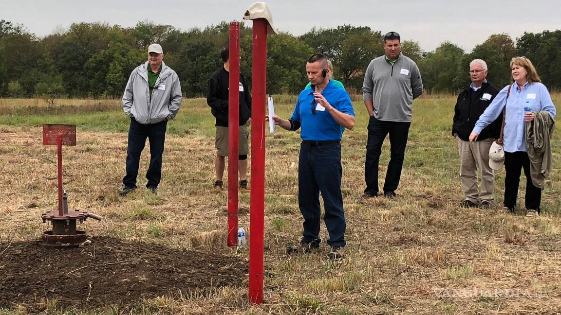 $!El director de operaciones de NioCorp, Scott Honan, le cuenta a un grupo de inversores sobre los planes para una mina propuesta en el sureste de Nebraska