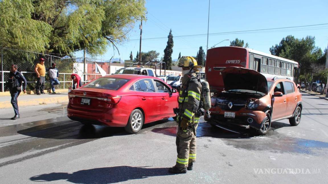 Choque entre taxista y camioneta provoca incendio en Saltillo; dos adultas mayores quedan atrapadas