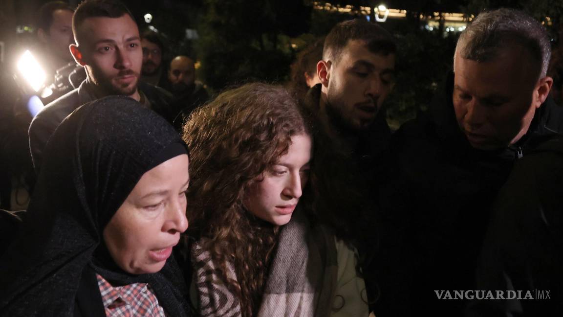 $!La activista palestina Ahed Tamimi (centro) camina con familiares al llegar a Ramallah, tras su liberación de la prisión militar israelí de Ofer, Cisjordania.