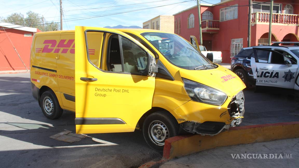 Vehículo de paquetería se pasa alto y provoca accidente en la colonia Bellavista, en Saltillo