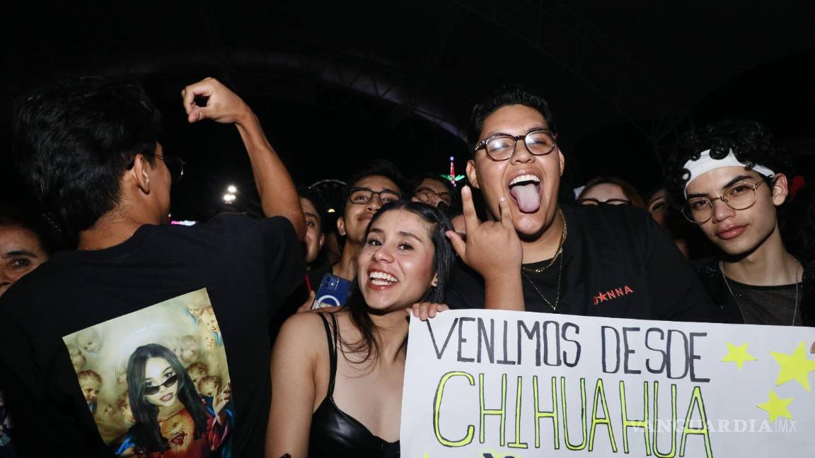 $!Fans de la cantante de distintas partes de la República acudieron a su presentación.