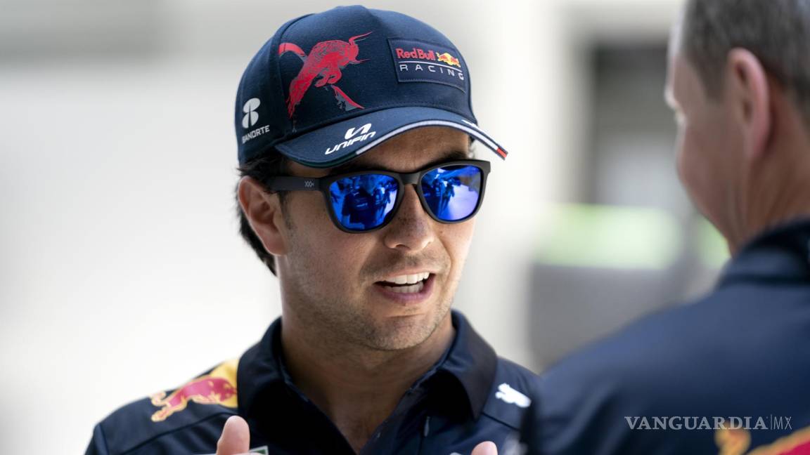 $!El piloto mexicano de Fórmula 1 Sergio Pérez de Red Bull Racing en el paddock durante el Gran Premio de Fórmula 1 de Miami.