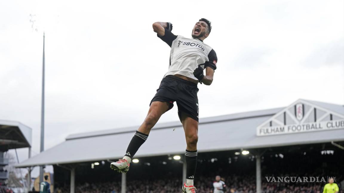 Raúl Jiménez recibe el Mejor Gol del Mes con el Fulham previo a las Semifinales de la Carabao Cup