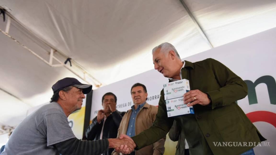 Alcalde encabeza programa ‘Iluminando Torreón’ en el ejido Albia