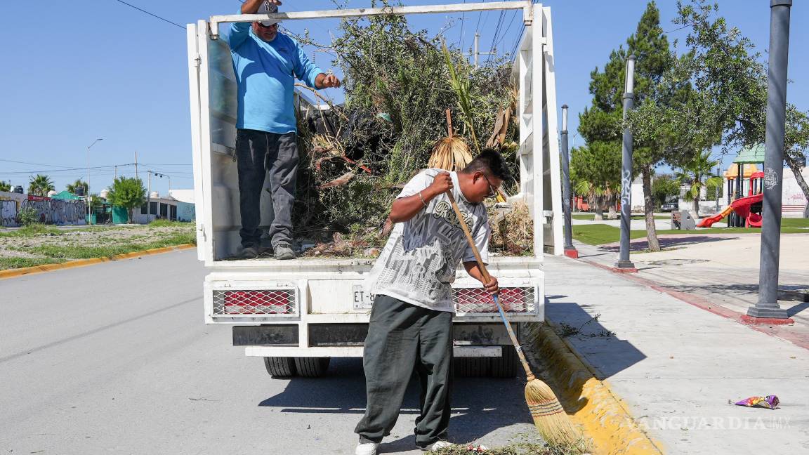 $!Tras las lluvias, el Gobierno de Ramos Arizpe atendió colonias afectadas con maquinaria y personal especializado.